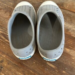 Native Kids Water Shoes in Gray and White